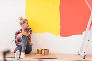 jeune femme peintre assise sur le sol photo