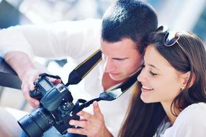 couple regardant des photos sur l'appareil photo