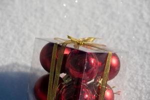 Boule de Noël en boîte sur la neige fraîche photo