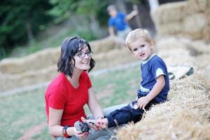 femme et enfant s'amusent en plein air photo