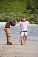 photographe prenant une photo sur la plage