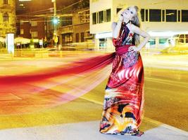 femme élégante dans la rue de la ville la nuit photo