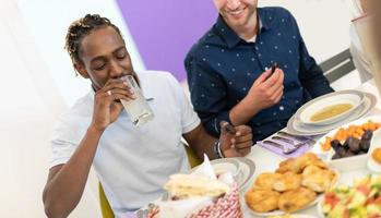 homme noir profitant d'un dîner iftar en famille photo