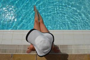 femme heureuse dans la piscine photo