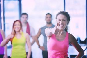 groupe de personnes faisant de l'exercice à la salle de sport photo