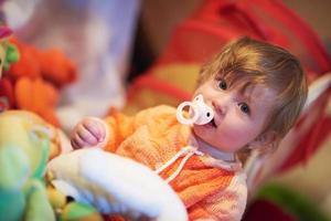 enfant jouant avec des jouets à la maison photo