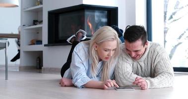 jeune couple utilisant une tablette numérique sur le sol photo