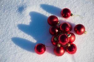 boule de noël rouge dans la neige fraîche photo