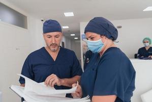 médecin orthopédiste travaillant avec son équipe multiethnique photo