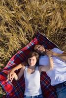 couple heureux dans le champ de blé photo