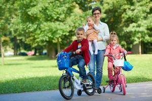 heureuse jeune famille dans le parc photo