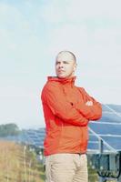 ingénieur de panneaux solaires masculins sur le lieu de travail photo