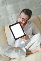 femme utilisant une tablette pc à la maison photo