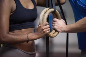 portrait d'un couple multiethnique après une séance d'entraînement au gymnase photo