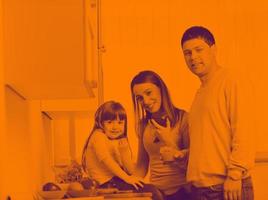 heureuse jeune famille dans la cuisine photo