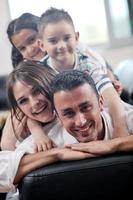 jeune famille à la maison photo