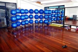 salle de fitness avec boules de pilates bleues photo