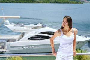 femme sur yacht de luxe photo