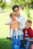 heureuse jeune famille dans le parc photo