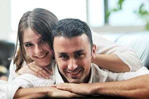 heureux jeune couple se détendre à la maison photo