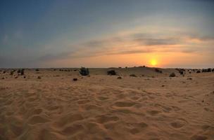 beau coucher de soleil dans le désert photo