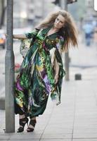 femme élégante dans la rue de la ville la nuit photo