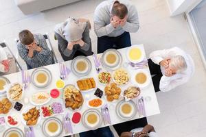 vue de dessus de la famille musulmane moderne ayant une fête du ramadan photo