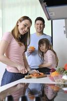 heureuse jeune famille dans la cuisine photo