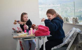 petites filles jouant avec des poupées photo