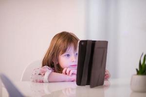 enfant qui joue avec une tablette numérique photo