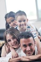 jeune famille à la maison photo