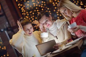 groupe de filles heureuses regardant une tablette pc photo