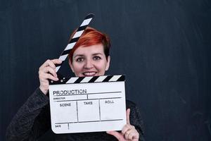 femme rousse tenant un battant de film photo