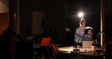 jeunes créateurs au bureau de nuit photo