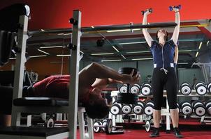 deux jeunes qui s'entraînent au fitness photo