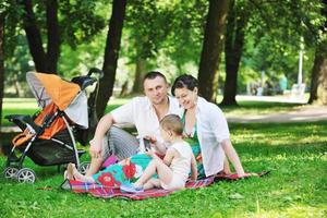 famille au parc se détendre et s'amuser photo