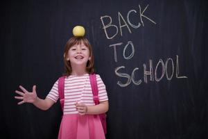 enfant tenant une pomme sur la tête photo