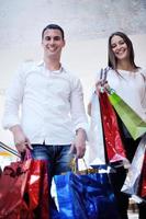 heureux jeune couple faisant du shopping photo