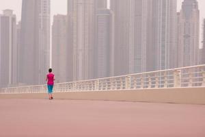 femme courant sur la promenade photo