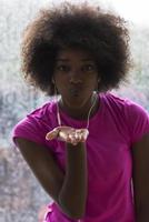 portrait de jeune femme afro-américaine dans la salle de gym tout en écoutant de la musique photo