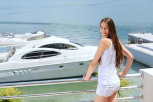 femme sur yacht de luxe photo