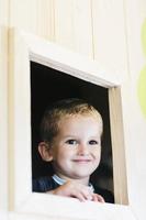 enfant heureux dans une fenêtre photo