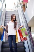 heureuse jeune femme dans un centre commercial photo