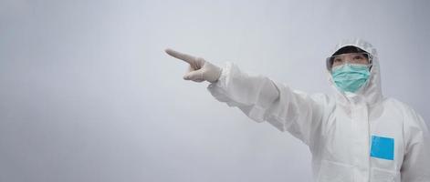 médecin en costume d'epi geste faire signe de la main. représentent la victoire sur le virus. photo