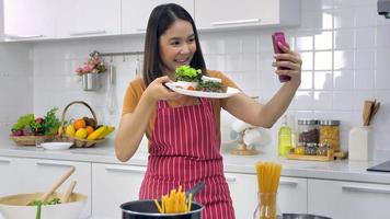 jeune femme asiatique cuisine dans la cuisine à la maison. photo