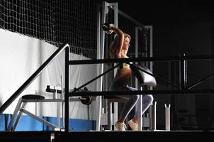 jeune femme pratiquant le fitness et l'entraînement photo