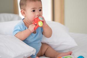 bébé nouveau-né mignon avec des jouets dans une chambre. photo