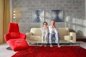 heureux jeune couple se détendre à la maison photo