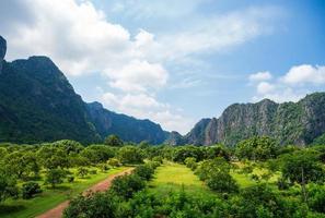 point de vue du paysage pour la carte postale de conception et le calendrier la nature d'été regarde les montagnes vertes. ciel bleu clair et divers arbres à distance. au premier lieu naturel du matin, uthai thani thaïlande photo