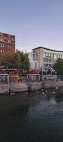 restaurants au bord d'une rivière photo